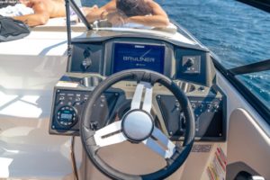 poste de pilotage baylliner VR6 cuddy location bateau antibes liveyacht liberty pass abonnement