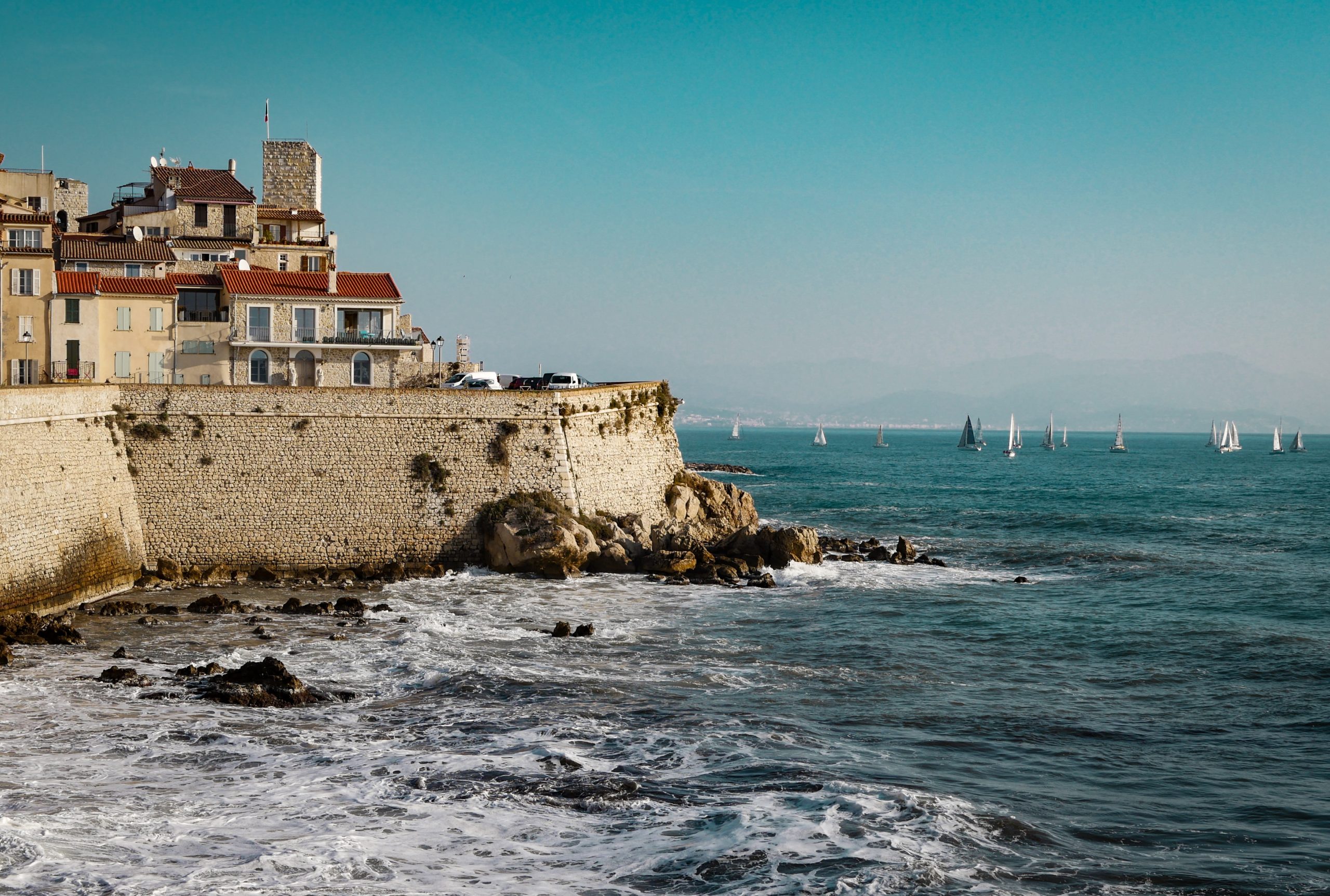 Les Plus Belles Destinations en Louant un Bateau à Antibes : Votre Guide Complet